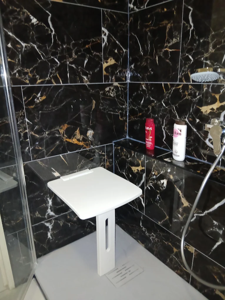 Douche avec receveur bas, siège et barre d’appui