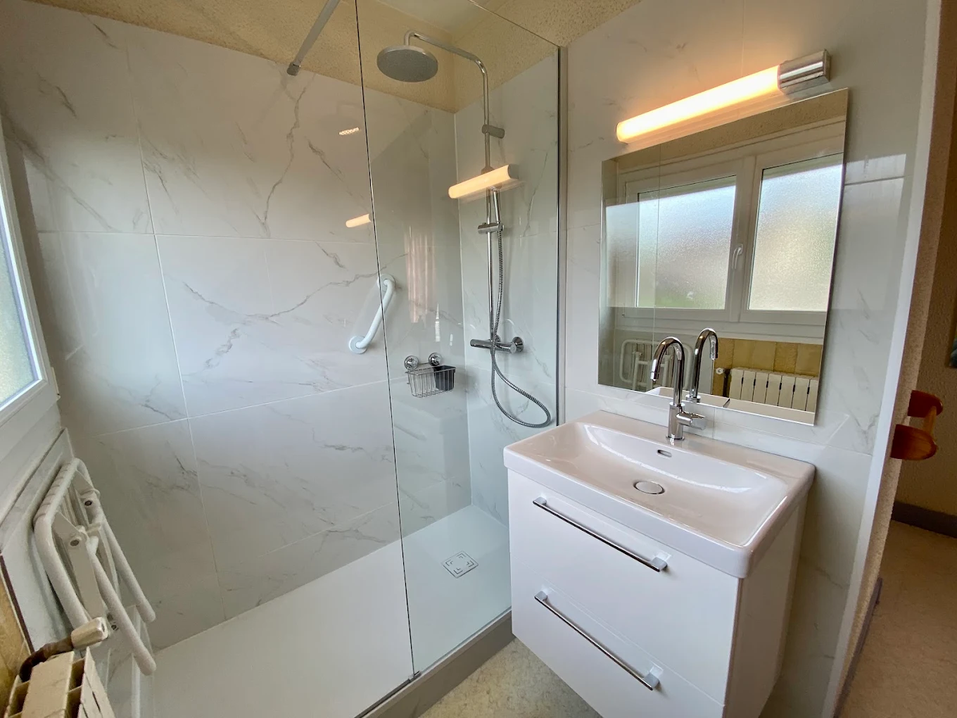 Carrelage mural de douche et finitions autour des équipements de salle de bains